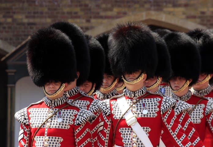 Half Day Private London Tour by Walking and Public Transportation