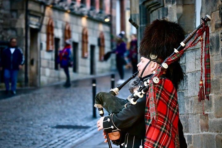 Private Food Tour of Edinburgh with Haggis, Scotch & More