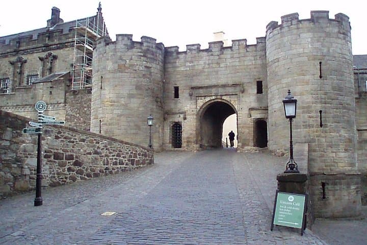 Private Highland Whisky, Stirling Castle and Linlithgow Palace Tour - Edinburgh