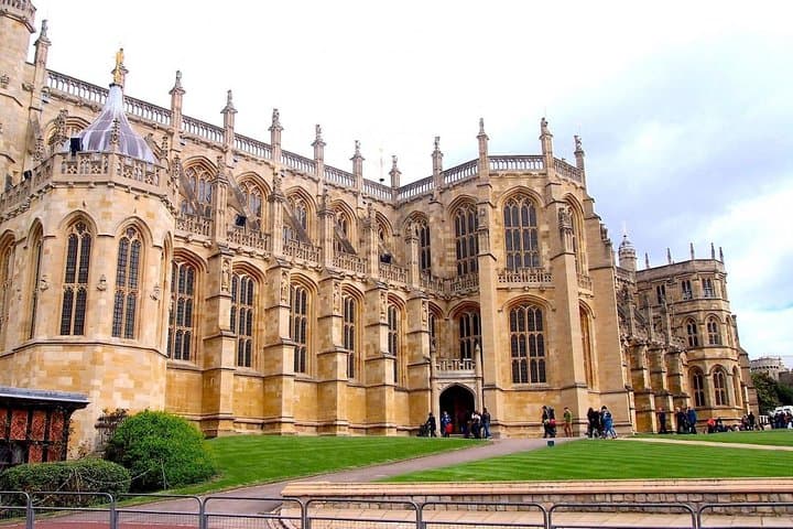 Private Chauffeured Range Rover to Windsor Castle from London