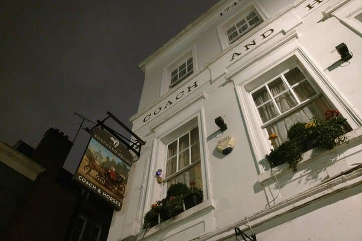 London tour with Questo: enjoy a meal at one of London's most famous restaurants: Coach and Horses.