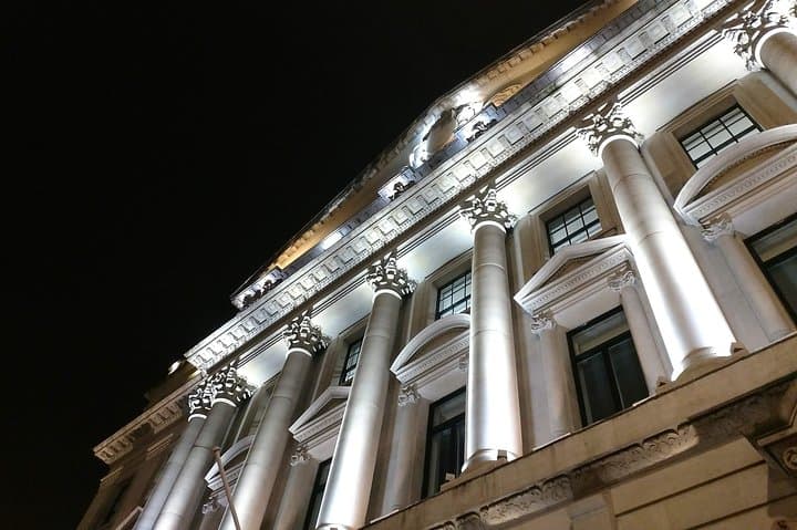 London tour with Questo: discovering the creepy buildings from the metropolitan area.