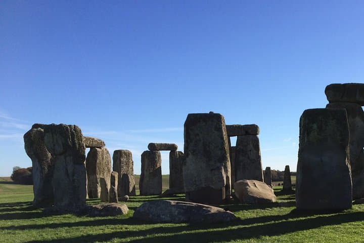 Private Full-Day Tour of Stonehenge and Bath from London