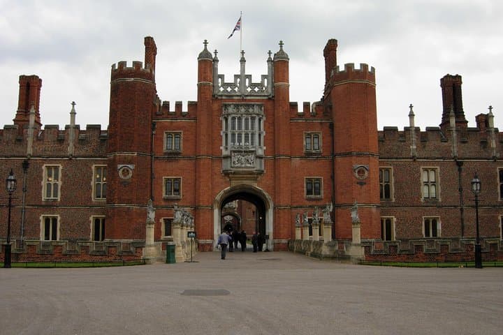 Hampton Court Palace private tour from London