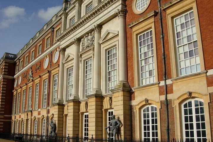 Hampton Court Palace private tour from London