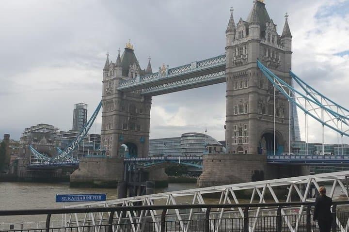 Private Arrival Transfer: Gatwick Airport to Central London