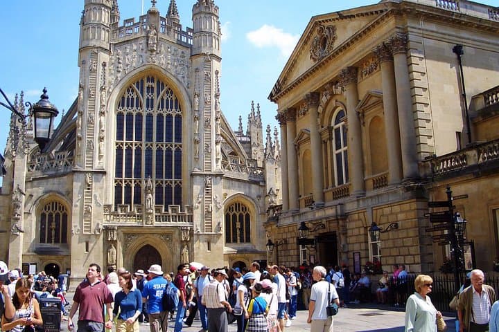 Guided tour to Bath & Stonehenge from Cambridge by Roots Travel.