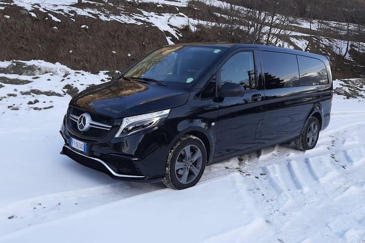 Birmingham Airport(BHX) to Towcester -Round-Trip Private Transfer