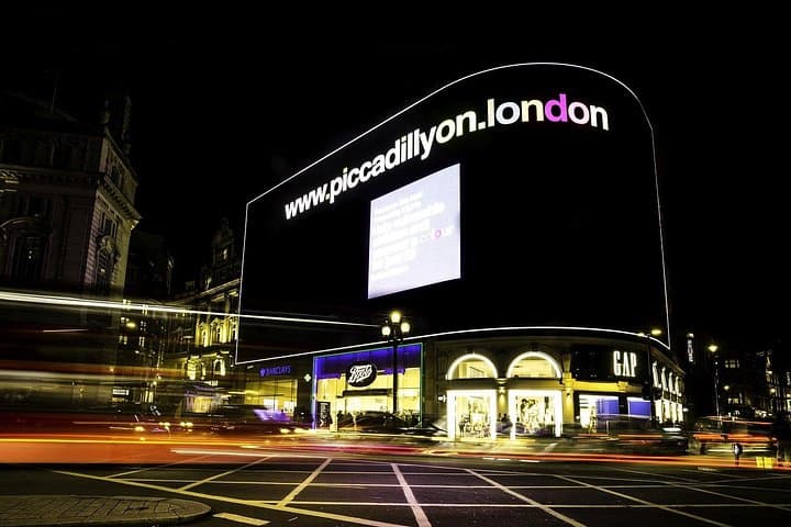 Shopping Tour in London in a Executive Luxury Vehicle private