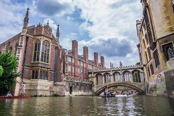 Discover Oxford and Cambridge with Guide from London by Coach