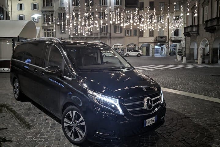 Birmingham Airport(BHX) to Towcester -Round-Trip Private Transfer