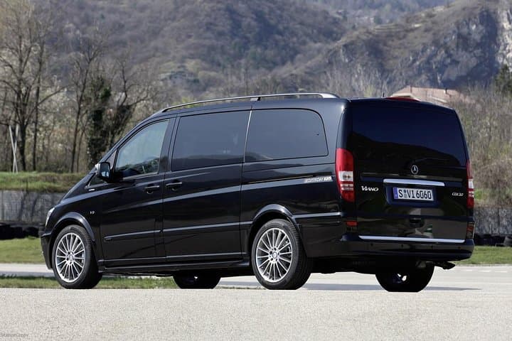 Private Chauffeured Minivan Tour to Bath from London with a Licensed Guide
