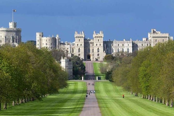 Private Chauffeured Range Rover Tour of Windsor from London