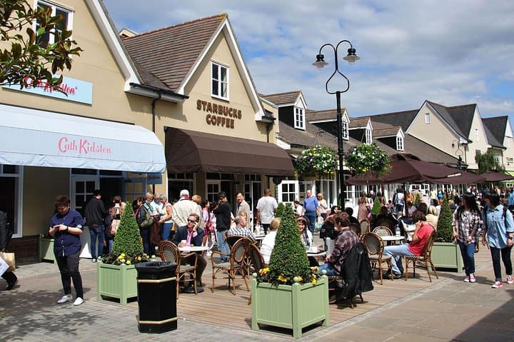 VIP Lounge & Chauffeured Luxury Range Rover to London Bicester Shopping Outlet