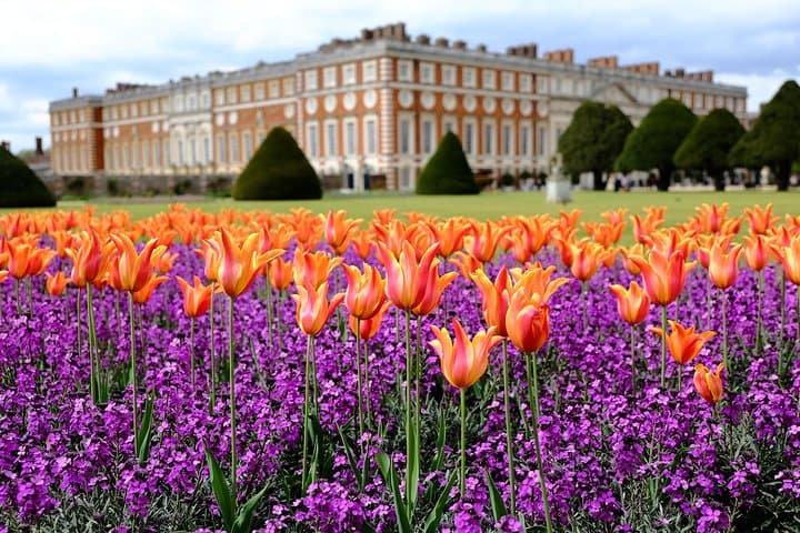 Kid-Friendly Hampton Court Palace Tour in London with Blue Badge Guide