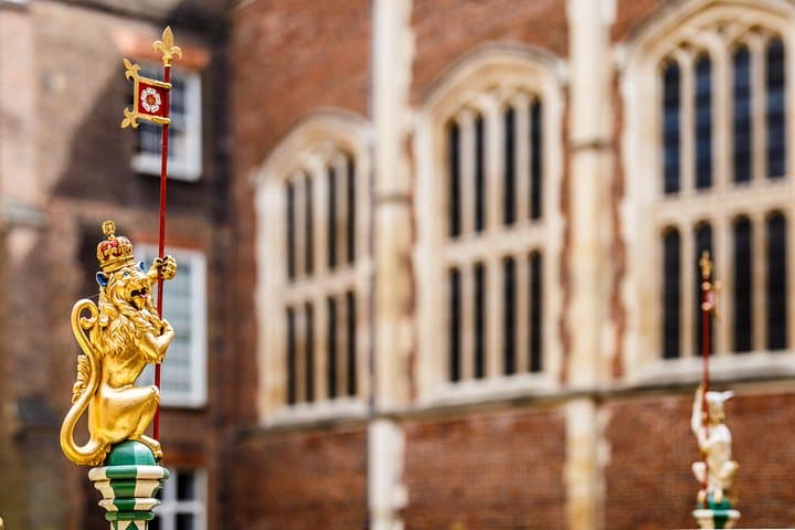 Kid-Friendly Hampton Court Palace Tour in London with Blue Badge Guide