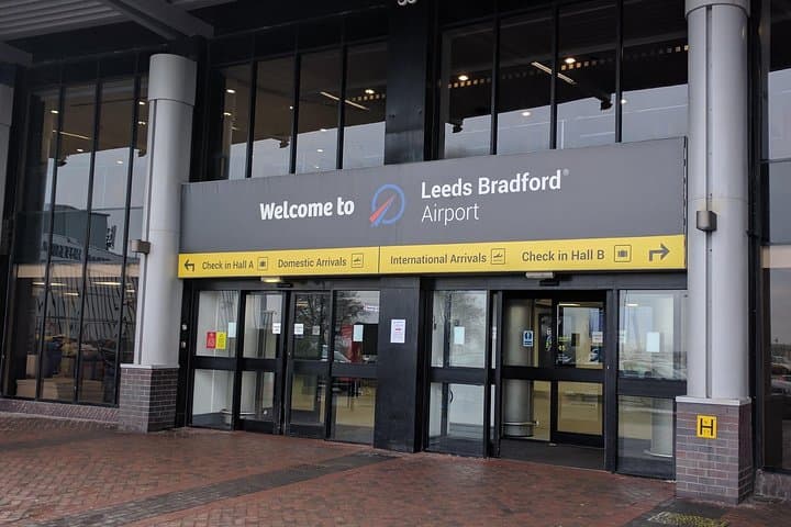 Private Leeds Bradford Arrival Transfer - Airport to Hotel / Accommodation