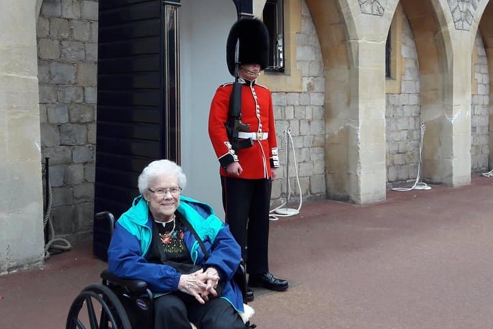 Private Windsor Roundtrip Transfer from London