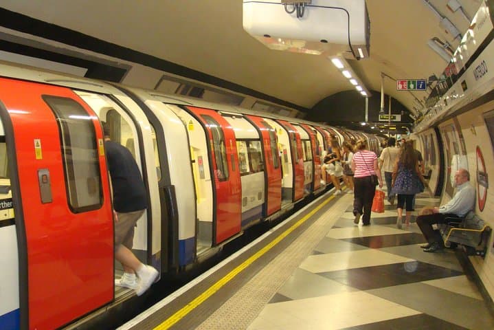 London Full Day Private Tour by Walking and Public Transportation