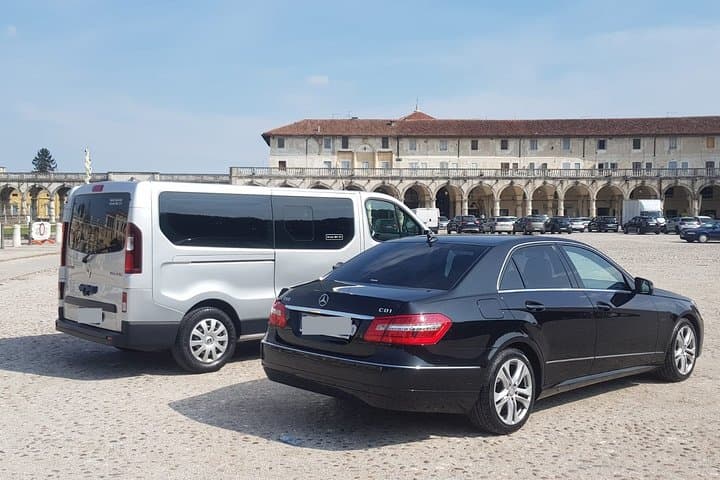 London Heathrow Airport (LHR) to Oxford City - Round-Trip Private Transfer