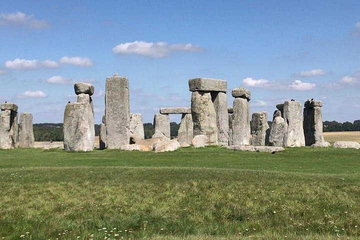 Full-Day Private Tour to Salisbury, Stonehenge and Woodhenge