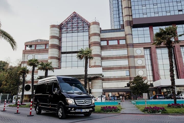 Fat Taxi - Private London Heathrow Airport (LHR) Transfer to W1