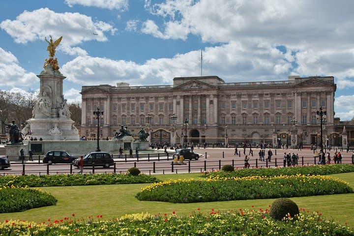 Classic London Tour & Changing the Guards— History In Action