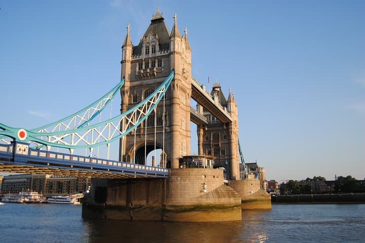 London’s Iconic Bridges & Riverside Walking Tour