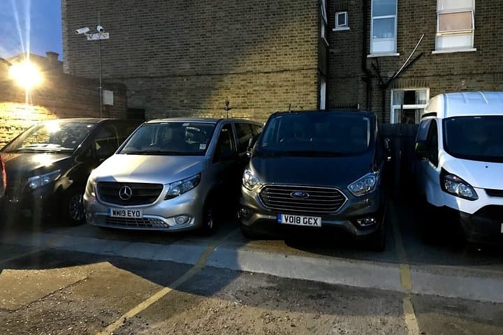 Private transfers between London Gatwick - London City Airports