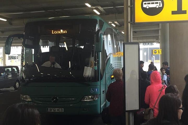 Private transfers between London Heathrow - London Gatwick Airports