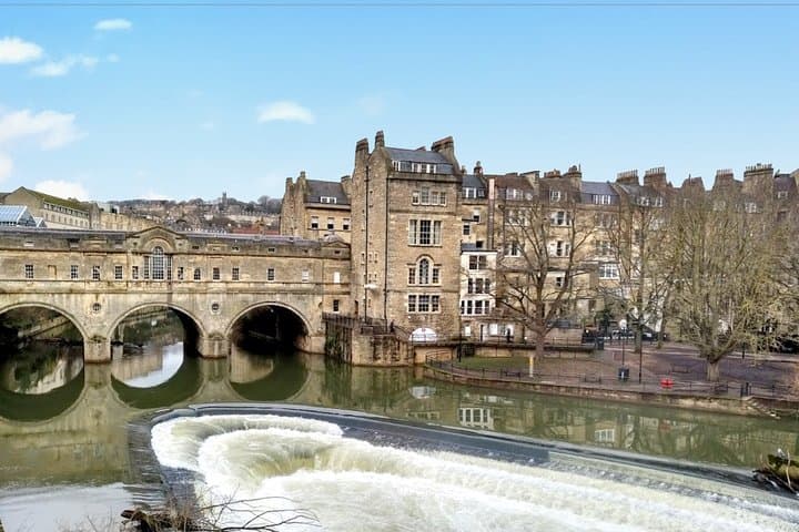 Enjoy beauitiful sights, like Pulteney Bridge