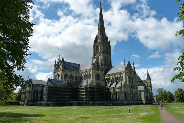 Windsor, Stonehenge & Salisbury Cathedral Private Tour with Pass