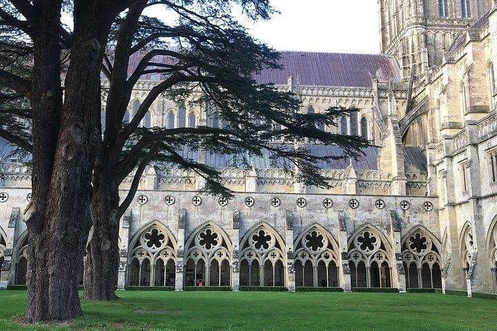 Full-Day Private Tour to Salisbury, Stonehenge and Woodhenge