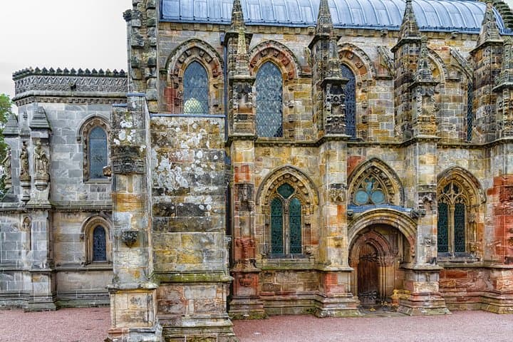 Private Walking Tour in Roslin village