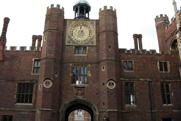 Hampton court palace private tour from London