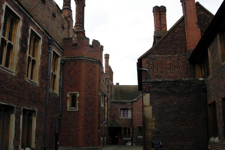 Hampton court palace private tour from London