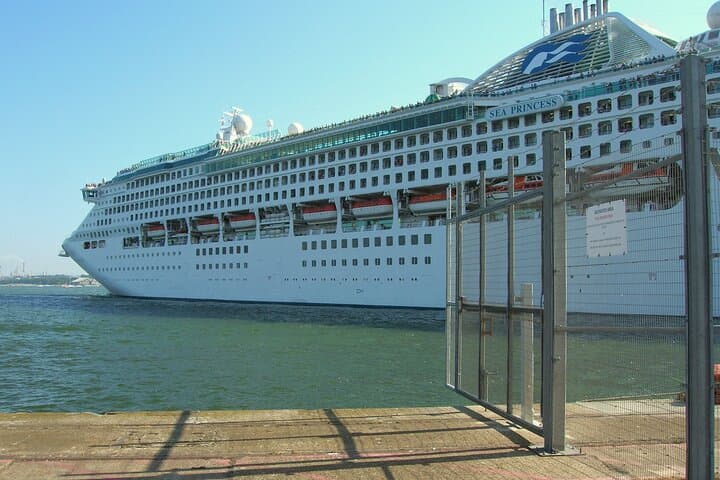 Private arrival OR departure transfer from/to London to/from Southampton port