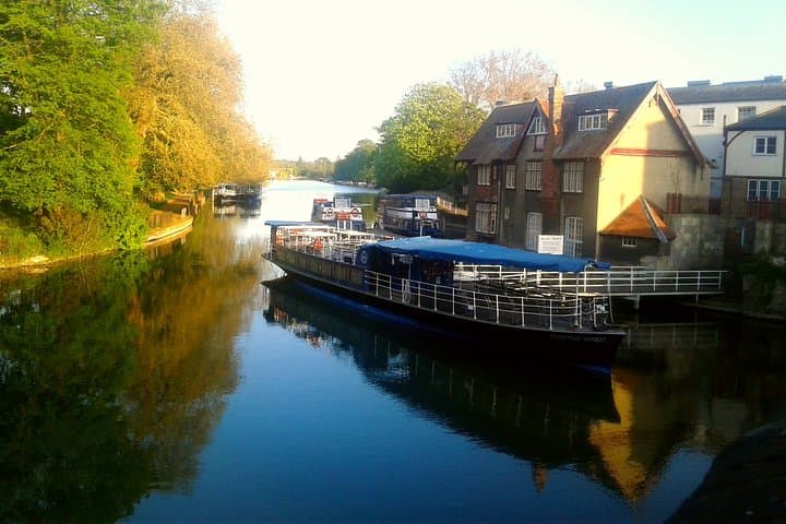 Scenic walk and cruise along the Thames path Oxford