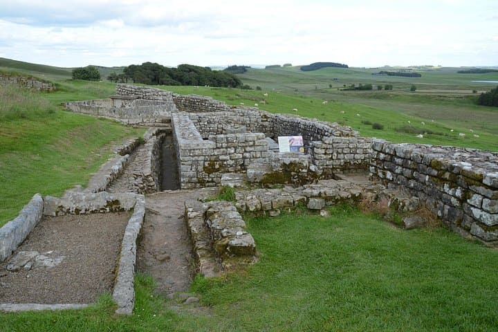 Hadrian's Wall: A Self-Guided Audio Tour along the Ruins