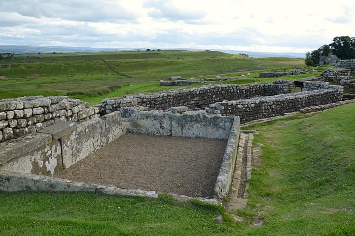 Hadrian's Wall: A Self-Guided Audio Tour along the Ruins