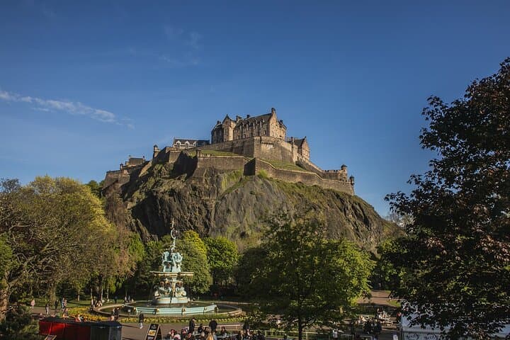 Edinburgh Private Walking tour with a Professional Guide