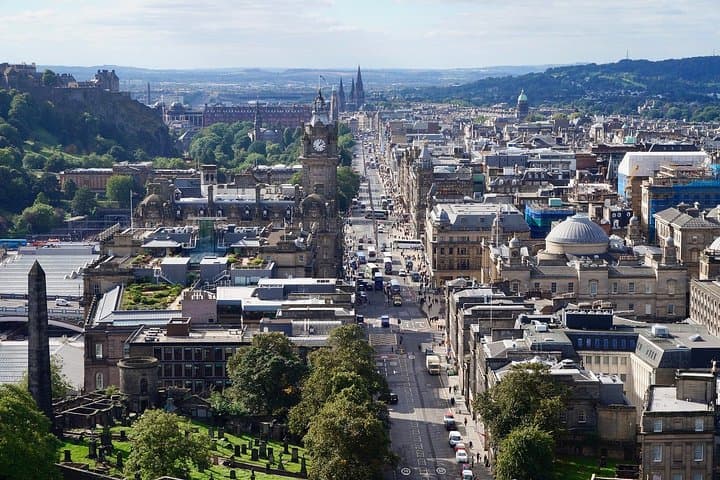 Edinburgh Private Walking tour with a Professional Guide