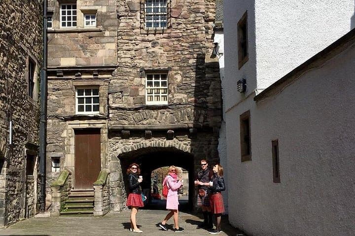 Josh the guide and his clients in Bakehouse Close, Canongate.