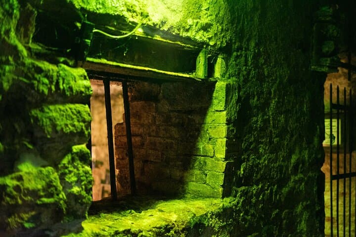 Haunted Vaults and Graveyard Walking Tour in Edinburgh
