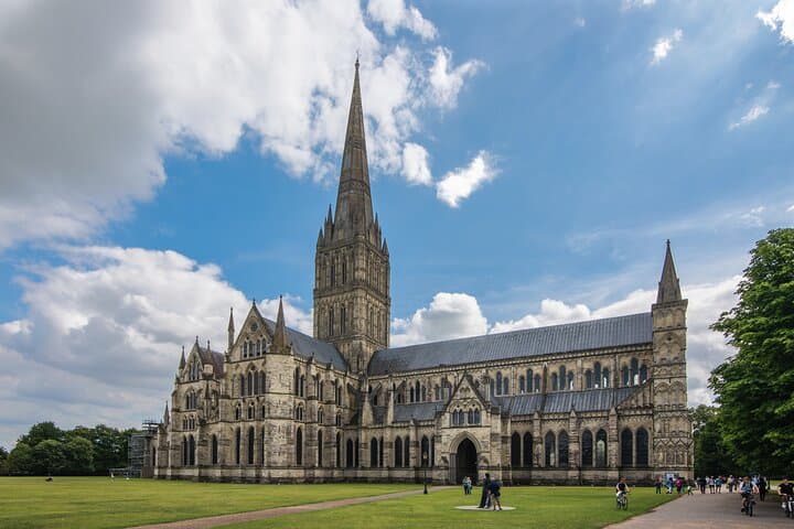 Southampton to London via Attraction of your choice (Stonehenge, Windsor etc)