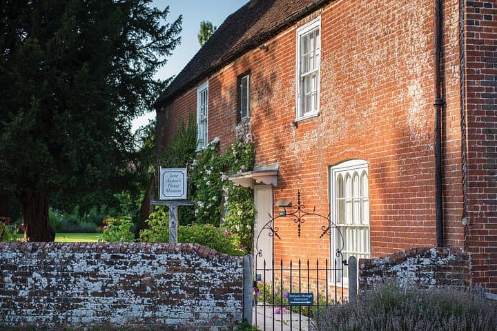 Southampton to London via Attraction of your choice (Stonehenge, Windsor etc)