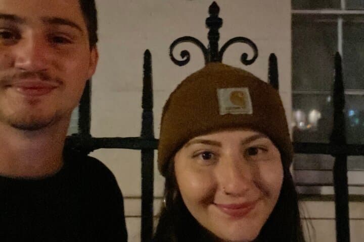 A pair of travellers on their way in a tour of Amsterdam with Questo.