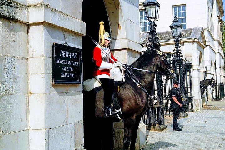 Royal London and Changing of the Guard Small Group Tour
