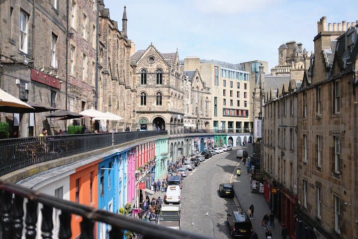 Edinburgh Gin Tour with a Local Guide: Private & Custom