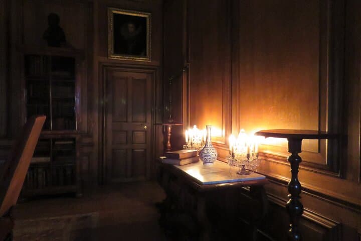 Kid-Friendly Hampton Court Palace Tour in London with Blue Badge Guide